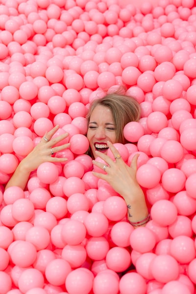 金色头发的女人躺在粉红色的圆的球
